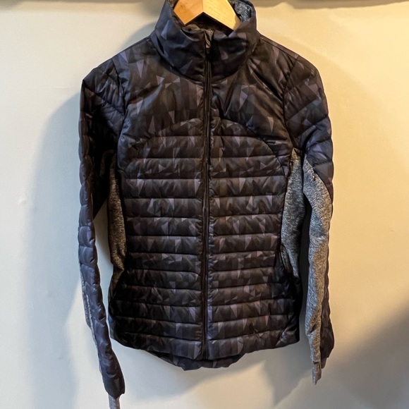 EUC Lululemon Fluff Off Jacket size 8 - Picture 8 of 9